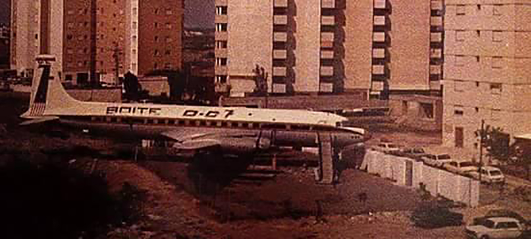 Un DC-7 en la playa de El Puig