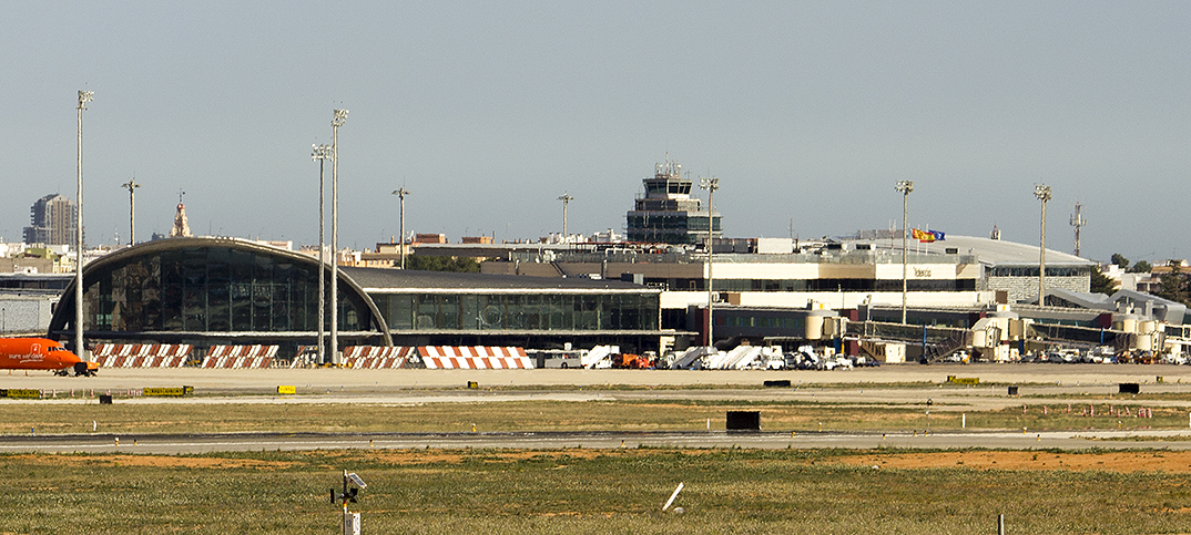El Aeropuerto de Valencia supera por primera vez los 700.000 pasajeros en un mes